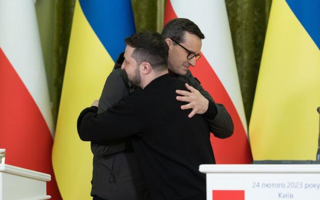 El presidente de Ucrania, Volodimir Zelenski, recibe en Kiev al primer ministro de Polonia, Mateusz Morawiecki.