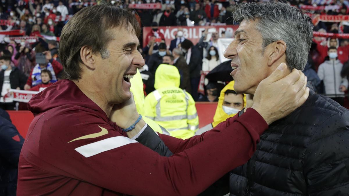 Julen Lopetegui e Imanol Alguacil se saludan antes de un Sevilla-Real. / JULIO MUÑOZ