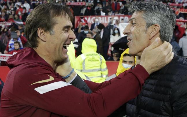 Julen Lopetegui e Imanol Alguacil se saludan antes de un Sevilla-Real. / JULIO MUÑOZ