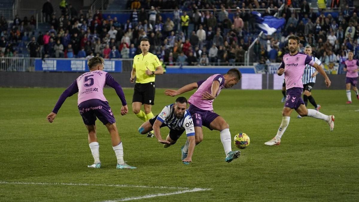 Luis Rioja cae al césped durante el Alavés-Tenerife de ayer.