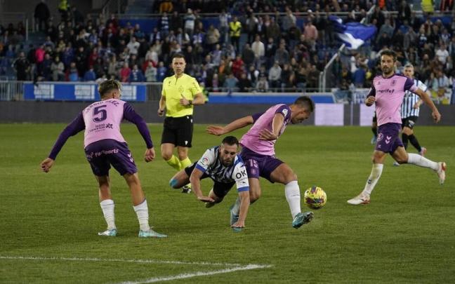 Luis Rioja cae al césped durante el Alavés-Tenerife de ayer.
