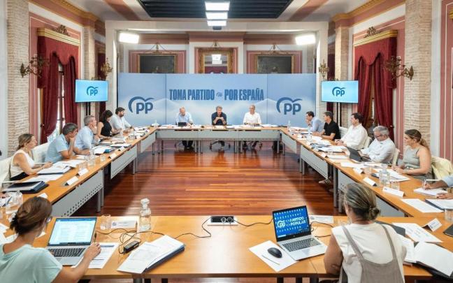 Alberto Núñez Feijóo preside la reunión con los presidentes autonómicos del Partido Popular celebrada ayer en Murcia.