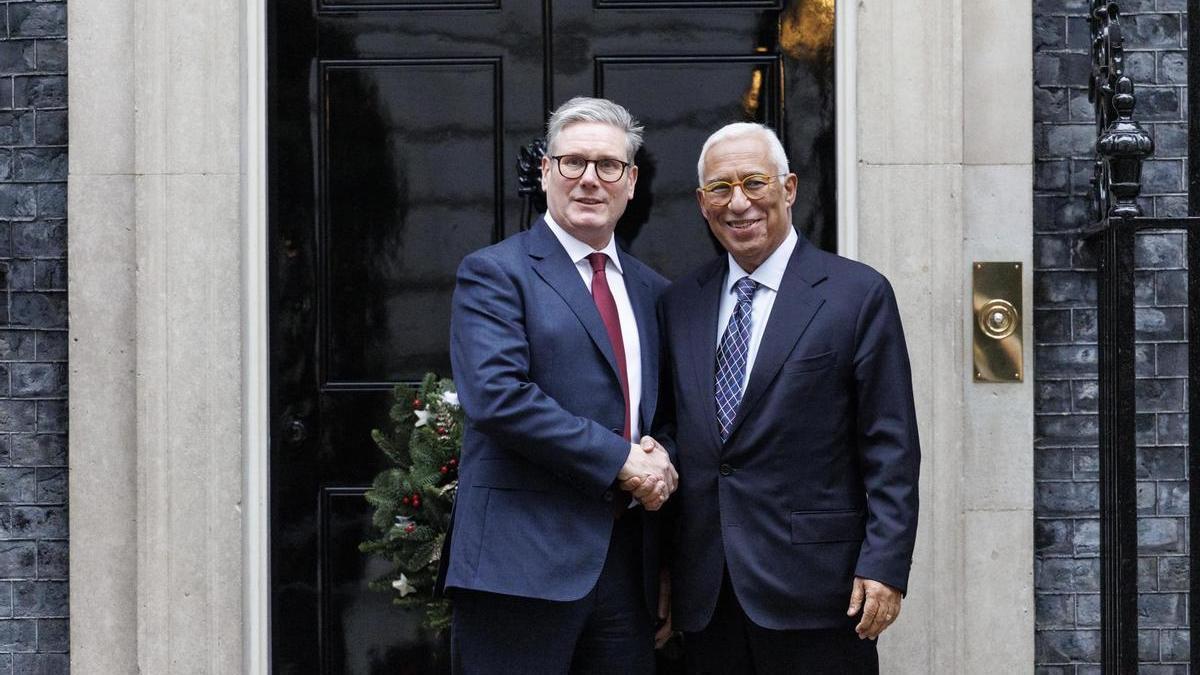 El primer ministro británico, Keir Starmer, y el presidente del Consejo europeo, António Costa, en Downing Street, Londres.