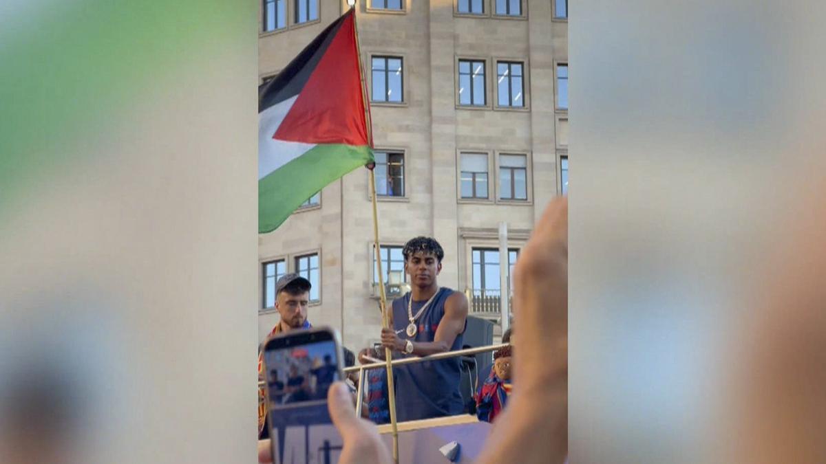 Yamal ondea una bandera de Palestina durante la celebración del título de LaLiga.