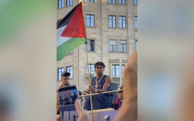 Yamal ondea una bandera de Palestina durante la celebración del título de LaLiga.
