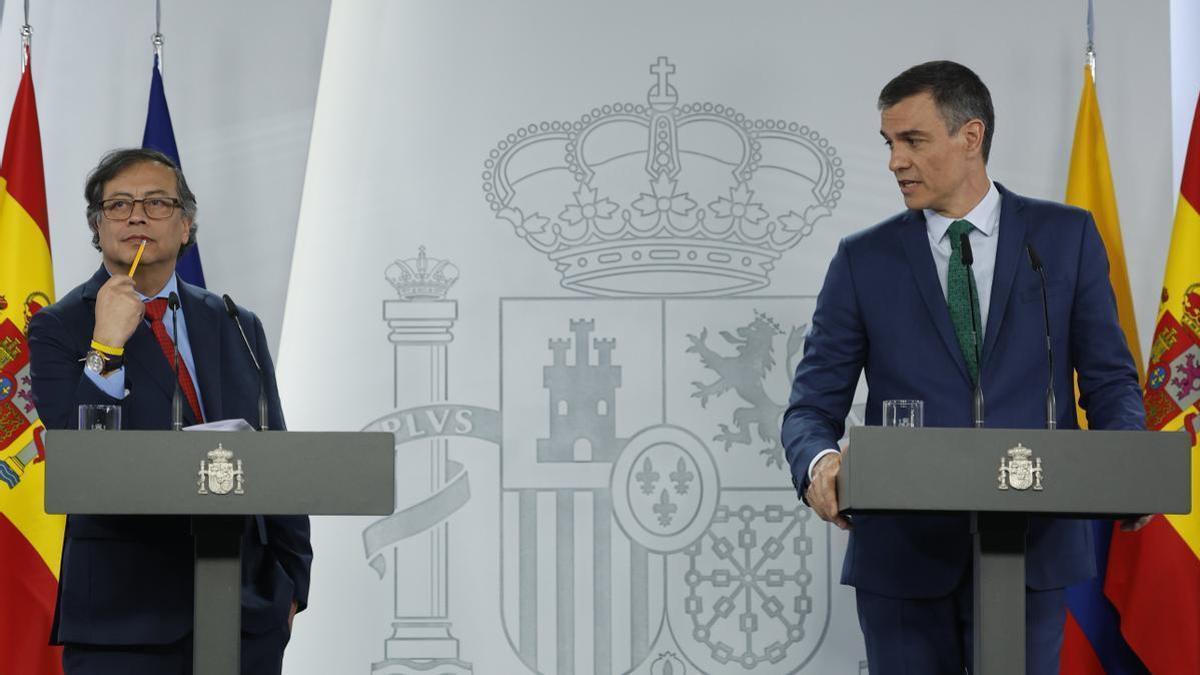 Pedro Sánchez (d) y el presidente de Colombia, Gustavo Petro (i) durante la rueda de prensa ofrecida tras la reunión mantenida en el Palacio de la Moncloa en Madrid.