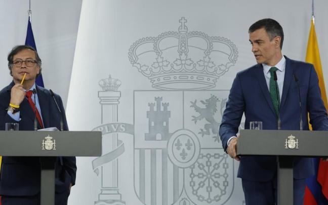 Pedro Sánchez (d) y el presidente de Colombia, Gustavo Petro (i) durante la rueda de prensa ofrecida tras la reunión mantenida en el Palacio de la Moncloa en Madrid.