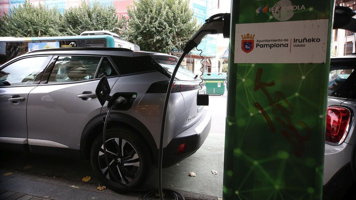 Dos coches eléctricos recargándose en un punto de recarga del Ayuntamiento de Pamplona.