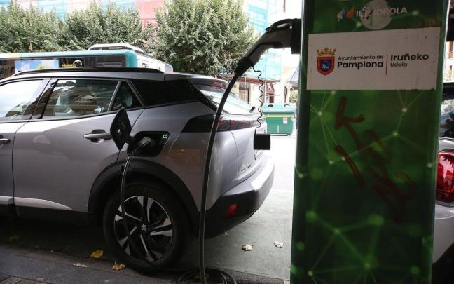Dos coches eléctricos recargándose en un punto de recarga del Ayuntamiento de Pamplona.