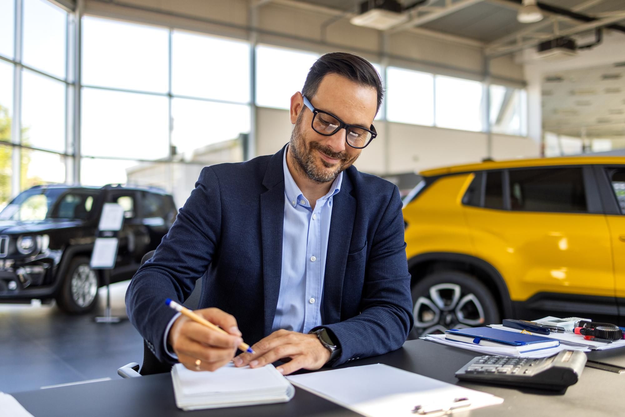 Un comercial hace las cuentas para la financiación del vehículo.