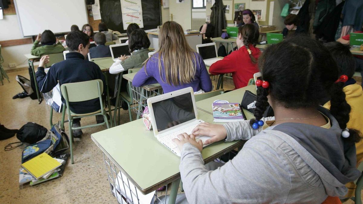 Alumnos / estudiantes del colegio San Ignacio utilizando sus ordenadores portátiles durante una clase