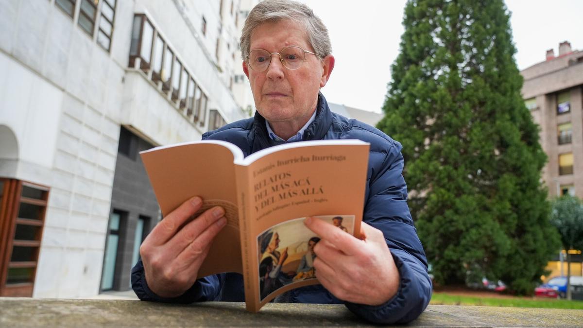 El escritor y profesor vitoriano con un ejemplar de su nuevo libro.