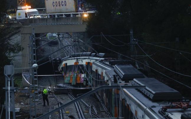 Accidente ferroviario en Catalunya: muere el maquinista de un tren al chocar contra un muro en Gelida