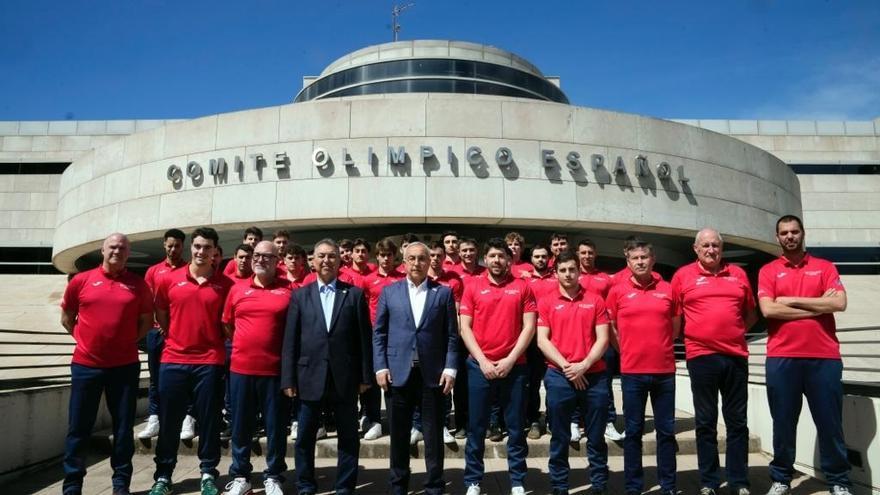 El presidente del COE, Alejandro Blanco, recibe a la selección española de hockey hielo en la sede del organismo.