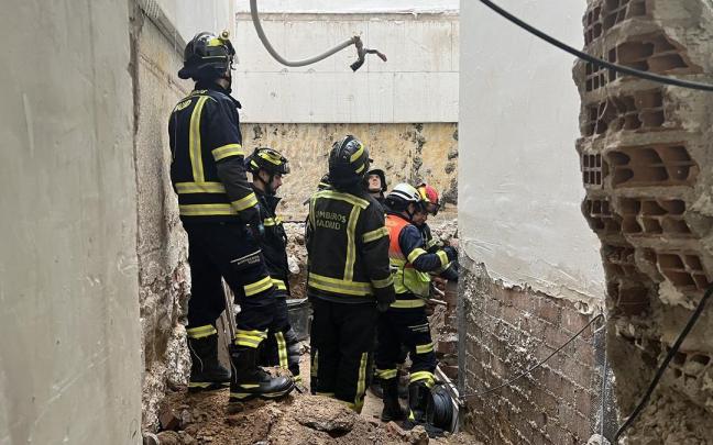 Bomberos en la zona en la que se ha producido el accidente laboral. Bomberos en la zona en la que se ha producido el accidente laboral.