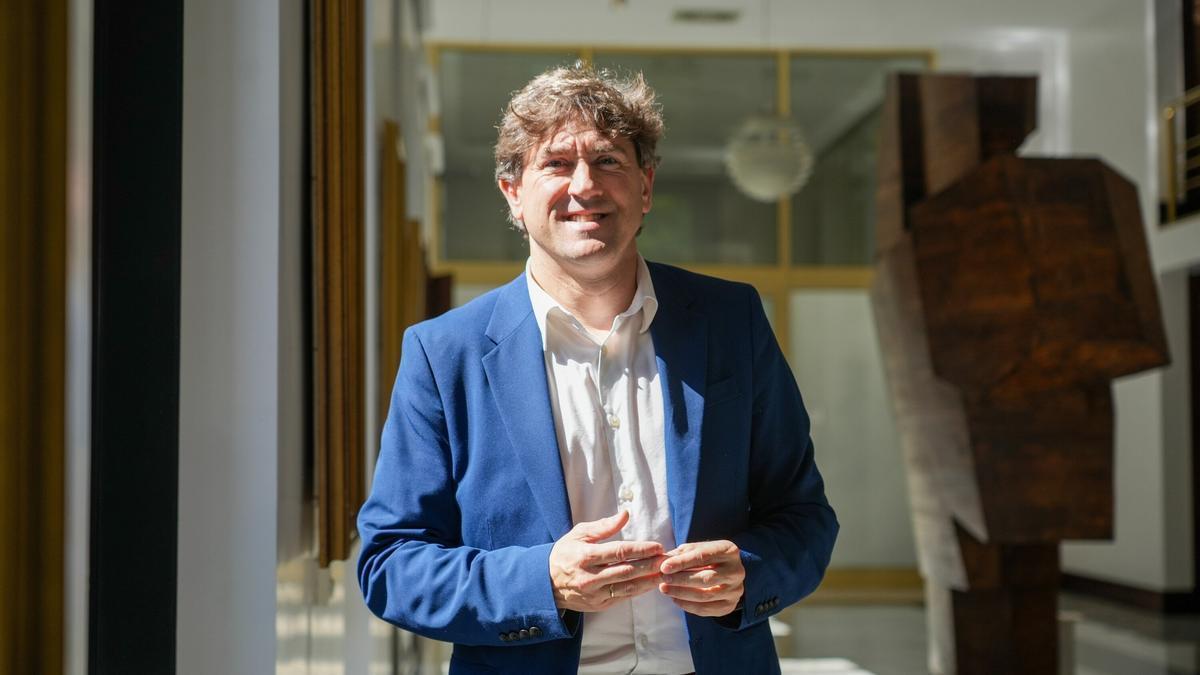 Eneko Andueza, secretario general del PSE-EE, posa en el interior del Parlamento Vasco