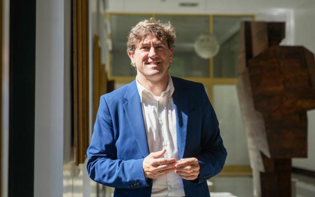 Eneko Andueza, secretario general del PSE-EE, posa en el interior del Parlamento Vasco