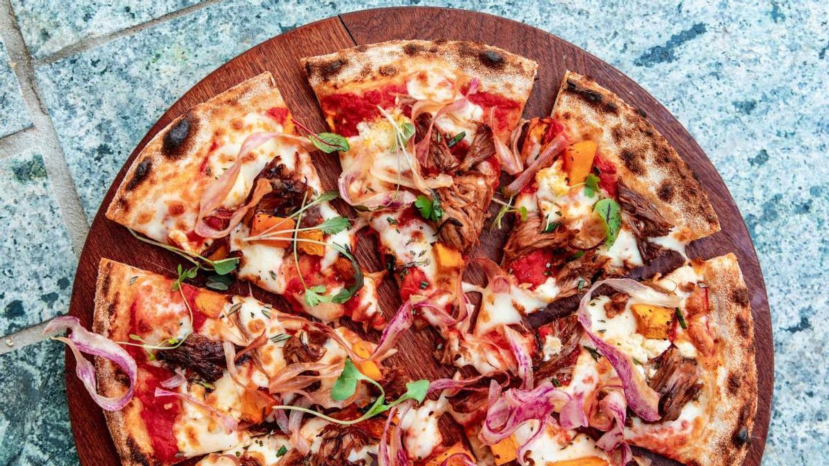 Las claves de una chef italiana para que la pizza quede "suave por dentro y crujiente por fuera"