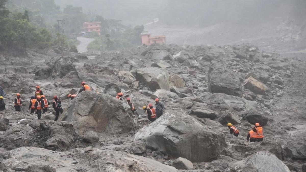 Labores de rescate tras la riada en Nepal.