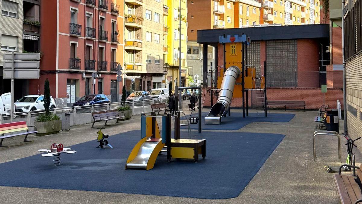 Vista del parque de juegos instalado en la calle Barakaldo de Eibar.