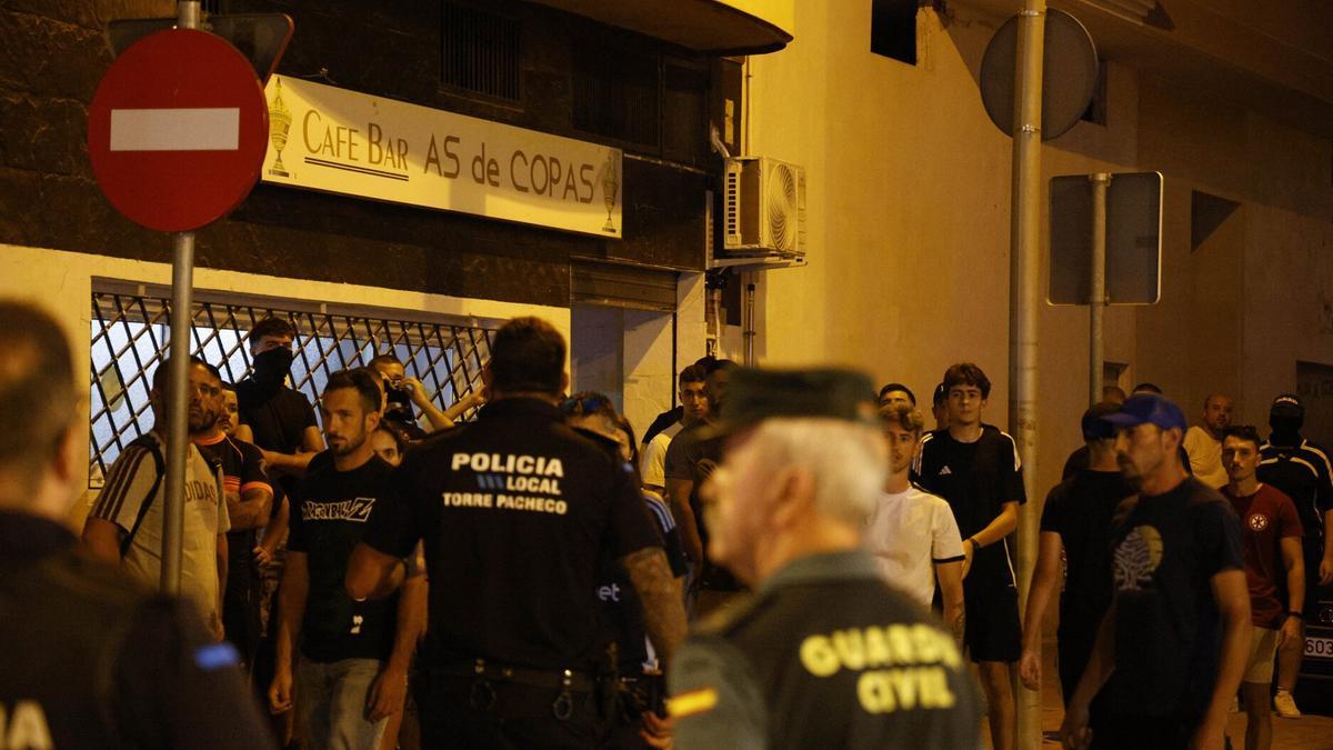 Agentes de Policía Local y Guardia Civil durante los altercados en Torre Pacheco, a 12 de julio de 2025.
