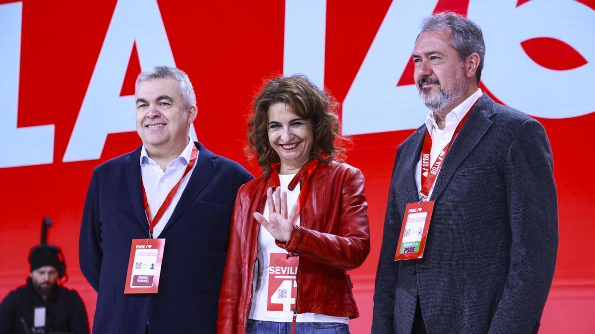 El secretario de Organización del PSOE, Santos Cerdán, la vicesecretaria general del PSOE y vicepresidenta primera y ministra de Hacienda del Gobierno de España, María Jesús Montero, y el secretario general del PSOE de Andaluc&#23