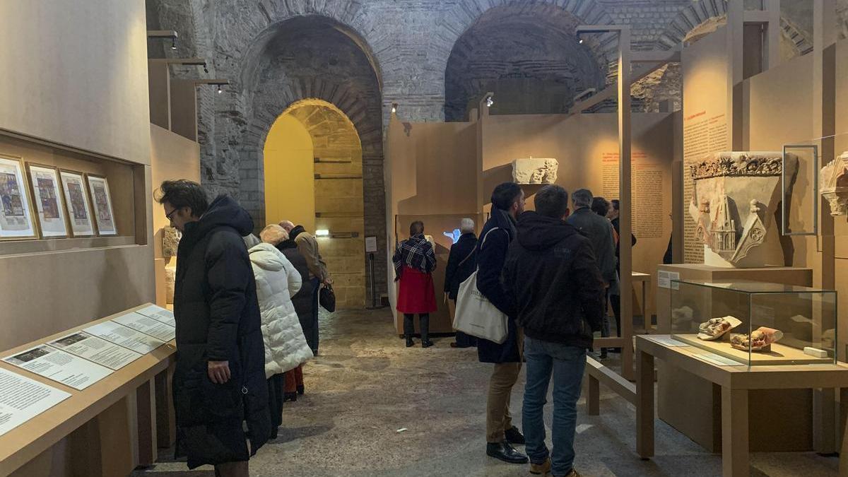Un grupo de personas observa las piezas de la exposición.