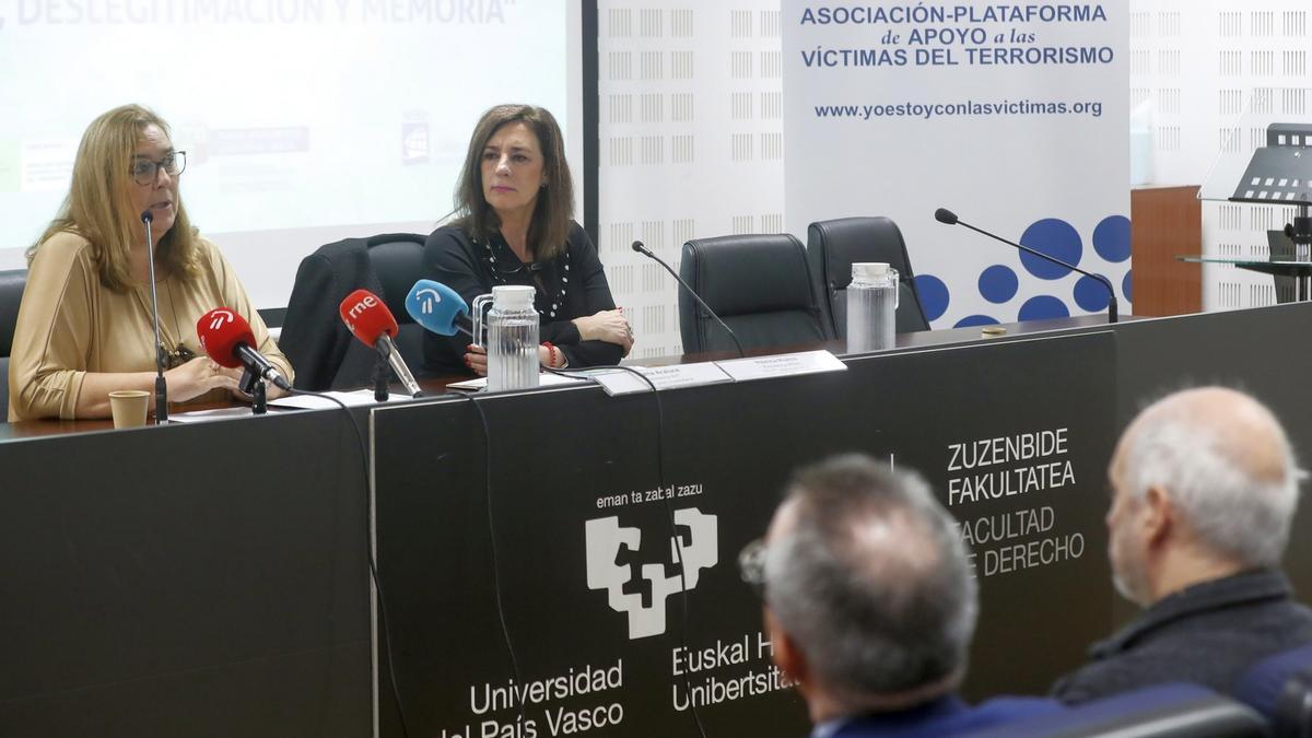 Maite Araluce (AVT) y Mónica Muñoz (APAVT), ayer.
