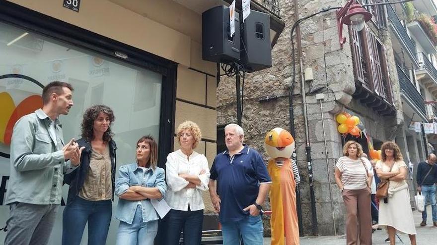 Tomás de Diego, el primero por la derecha