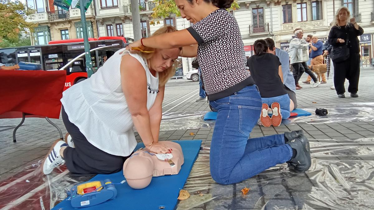 Hoy, 16 de octubre, se celebra el Día Mundial de la Parada Cardiaca y el Área de Salud y Consumo organiza una sesión teórico-práctica sobre la aplicación de técnicas de reanimación cardiopulmonar (RCP).