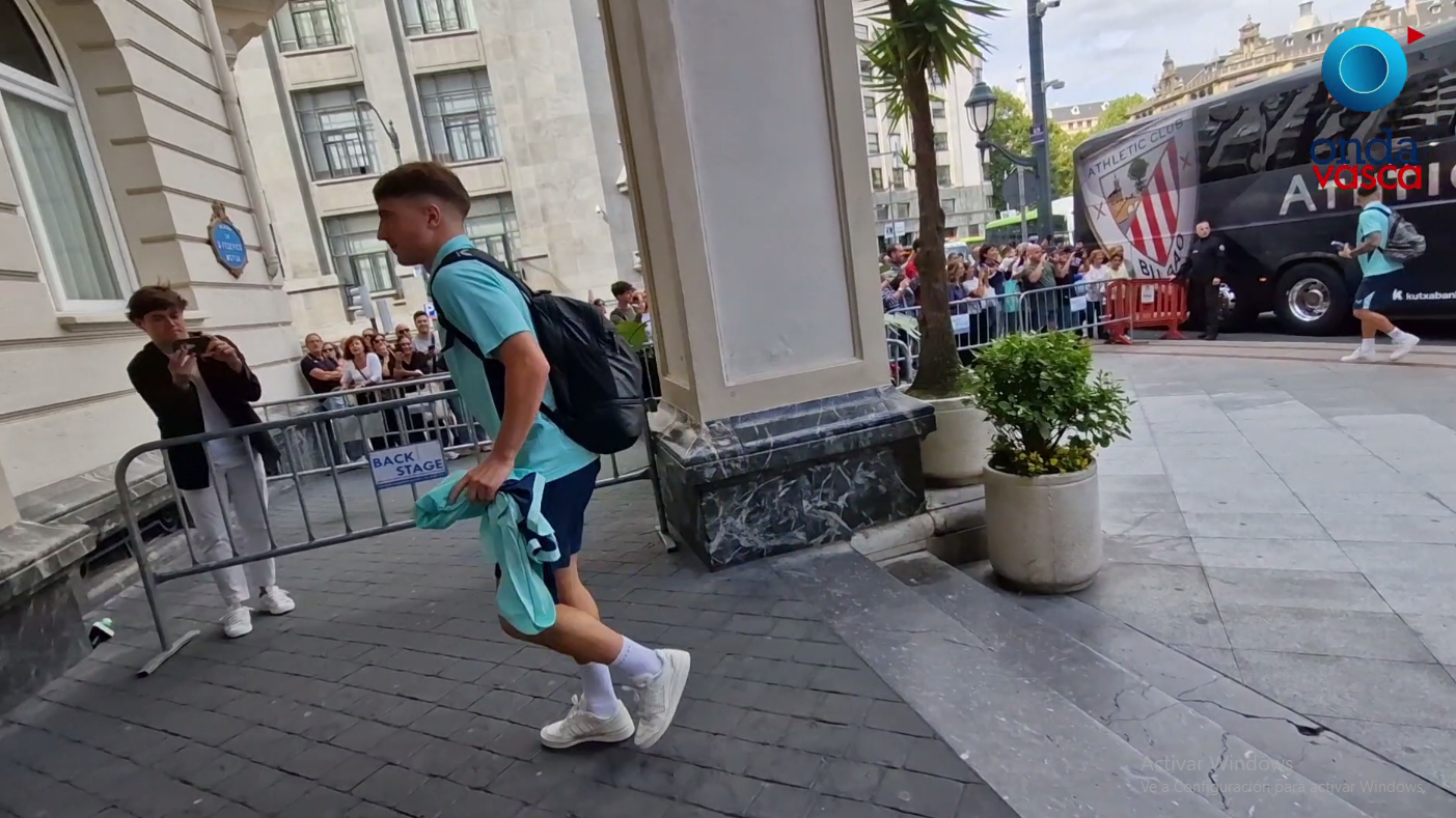Llegada de los jugadores del Athletic Club al hotel.