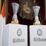 Réplicas de chocolate del trofeo de la UEFA Europa League. BILBAO.EUS