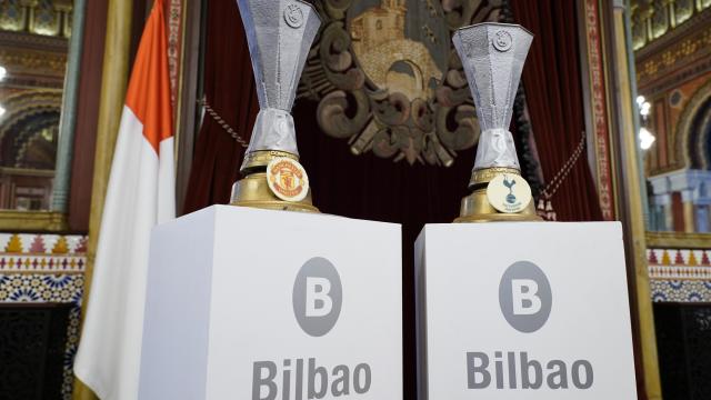 Réplicas de chocolate del trofeo de la UEFA Europa League. BILBAO.EUS Réplicas de chocolate del trofeo de la UEFA Europa League. BILBAO.EUS