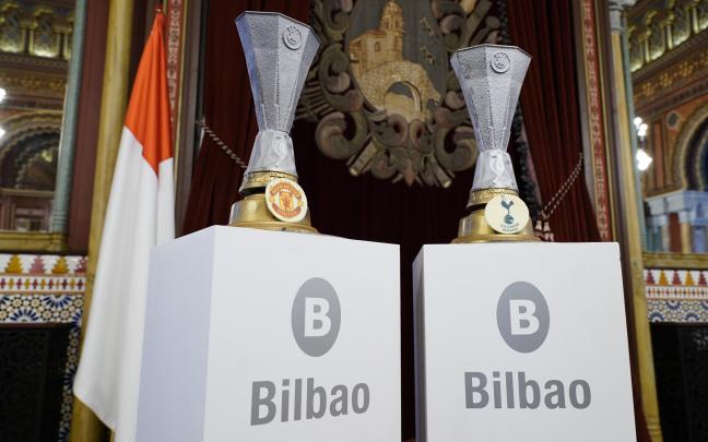 Réplicas de chocolate del trofeo de la UEFA Europa League. BILBAO.EUS Réplicas de chocolate del trofeo de la UEFA Europa League. BILBAO.EUS