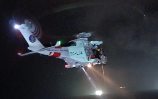 El helicoptero del Salvamento Marítimo traslada al menor herido al hospital Hospital Universitario Marqués de Valdecilla. 112 CANTABRIA