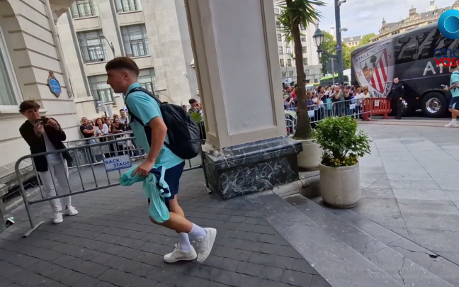 Llegada de los jugadores del Athletic Club al hotel.