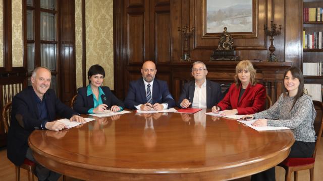 De izquierda a derecha, los representantes de EH Bildu Adolfo Araiz y Laura Aznal, el consejero de Economía y Hacienda, José Luis Arasti, el vicepresidente primero Félix Taberna, y las vicepresidentas segunda y tercera Ana Ollo y Begoña Alfaro, en la firma del acuerdo presupuestario. Foto: Gobierno de Navarra