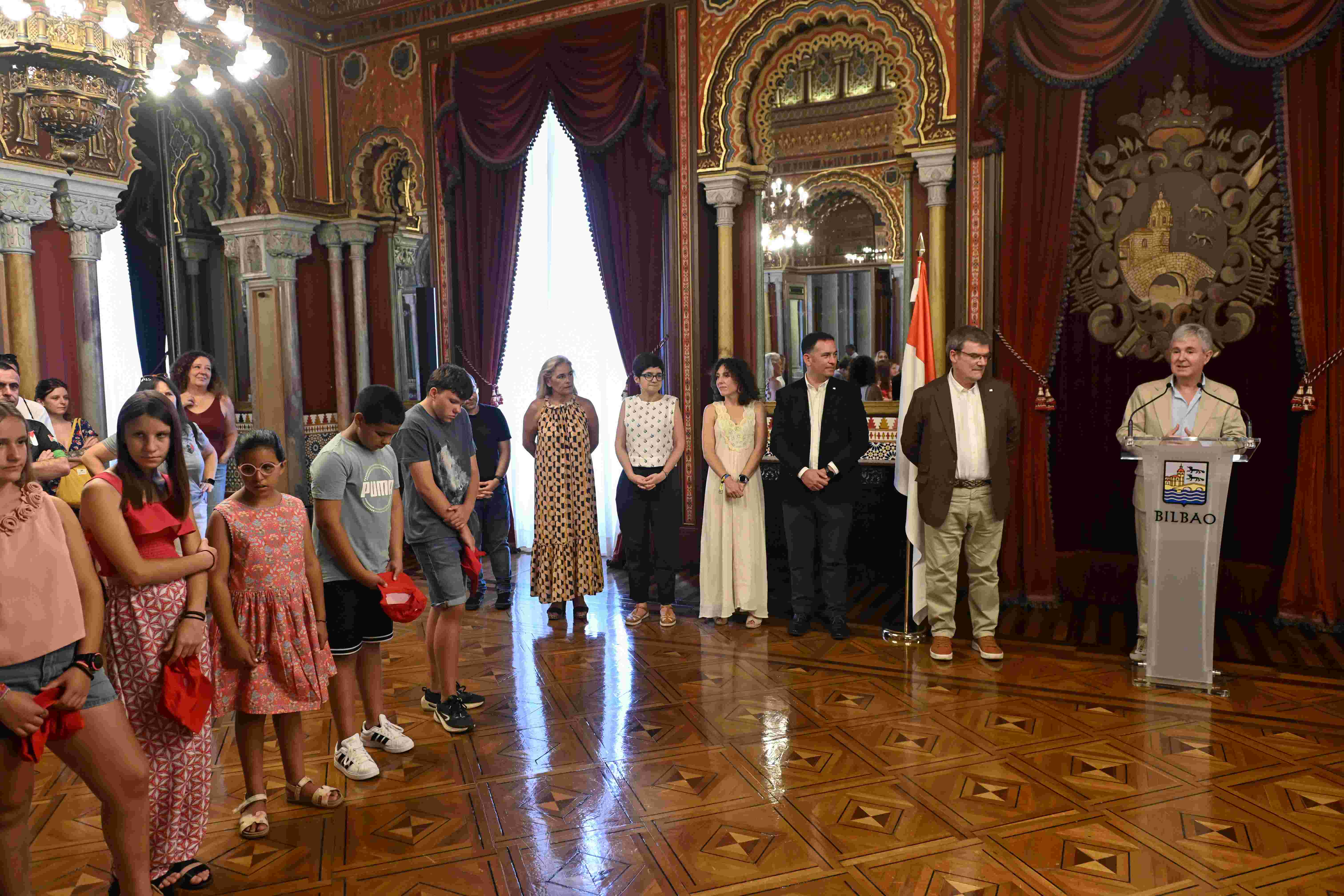 Los menores han sido recibidos por el alcalde Aburto en el Salón Árabe. / AYUNTAMIENTO DE BILBAO