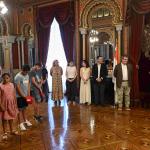 Los menores han sido recibidos por el alcalde Aburto en el Salón Árabe. / AYUNTAMIENTO DE BILBAO
