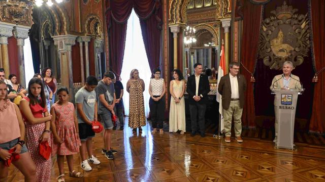 Los menores han sido recibidos por el alcalde Aburto en el Salón Árabe. / AYUNTAMIENTO DE BILBAO