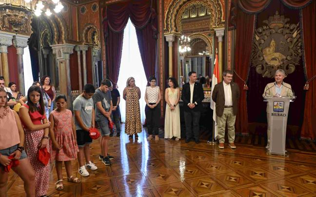 Los menores han sido recibidos por el alcalde Aburto en el Salón Árabe. / AYUNTAMIENTO DE BILBAO
