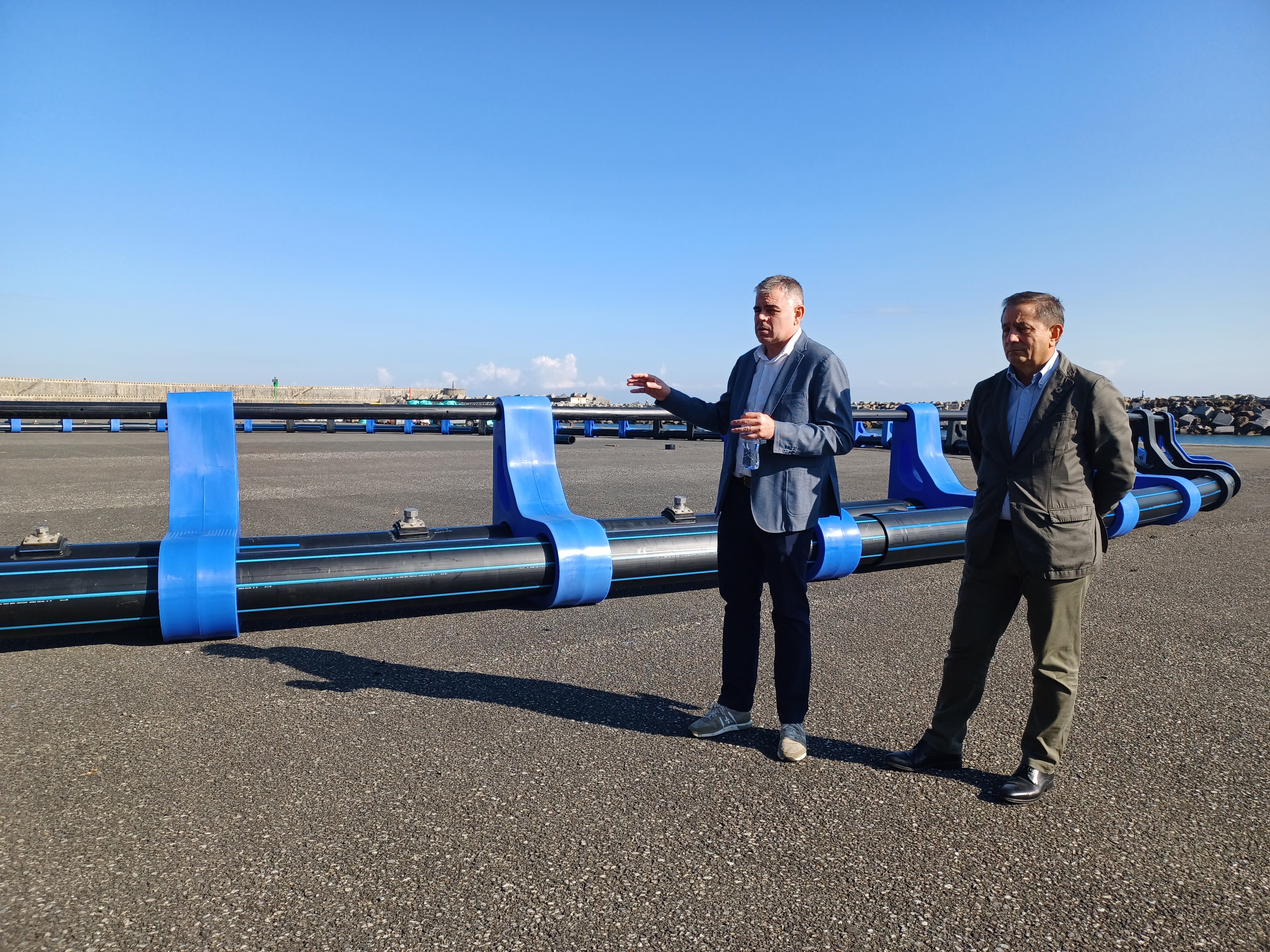 Juan José Navarro, director adjunto de Balfegó, y Rogelio Pozo, director de AZTI, junto a una de las estructuras sumergibles