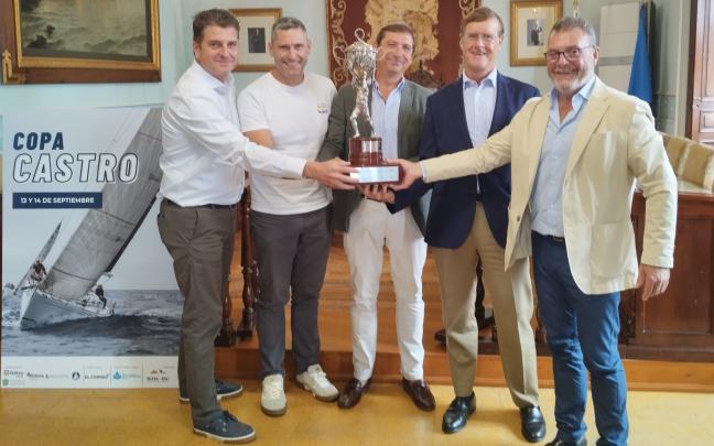 Álvaro-Díaz-Munio (Delegado Vela RCNCU), Francisco Vilella (Concejal Deportes Castro), Jon Madariaga (Presidente (RCNCU), Manu Sendagorta (Presidente RCMA-RSC) y Eduardo Santamarina (Director Deportivo RCMA-RSC)