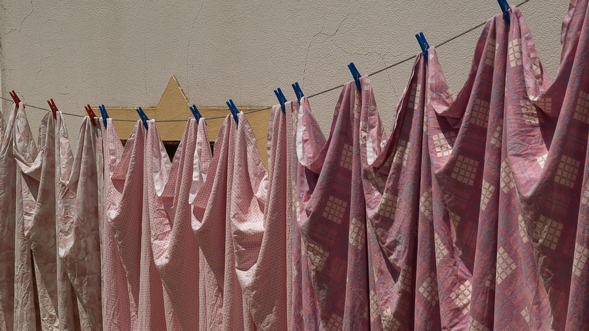 Opta por tender tu ropa en vez de usar la secadora