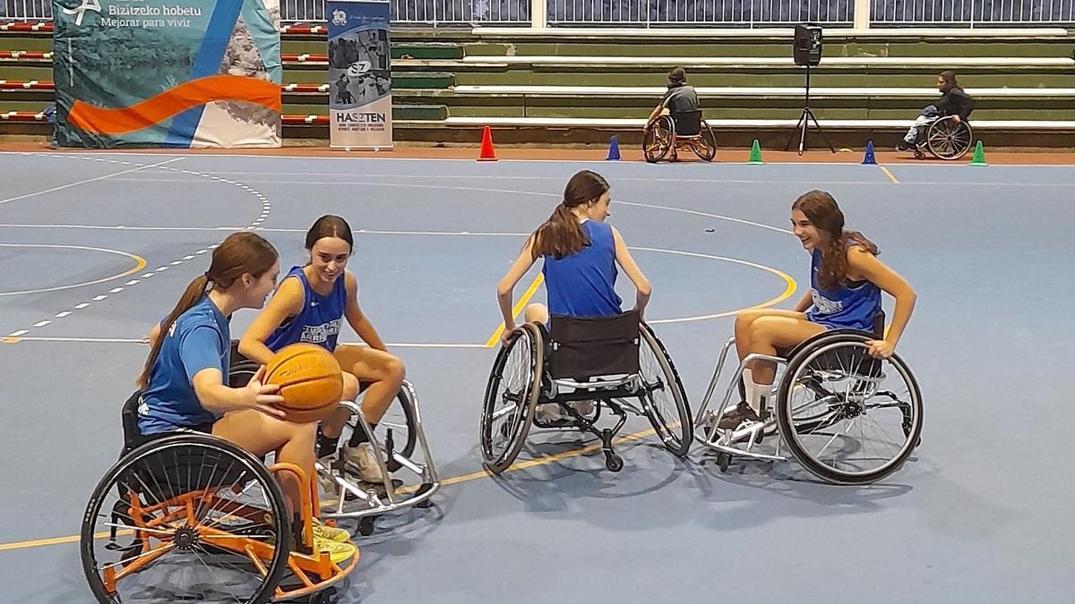 Imagen de las jornada de baloncesto en silla de ruedas organizada por el Padura Sakibaloia