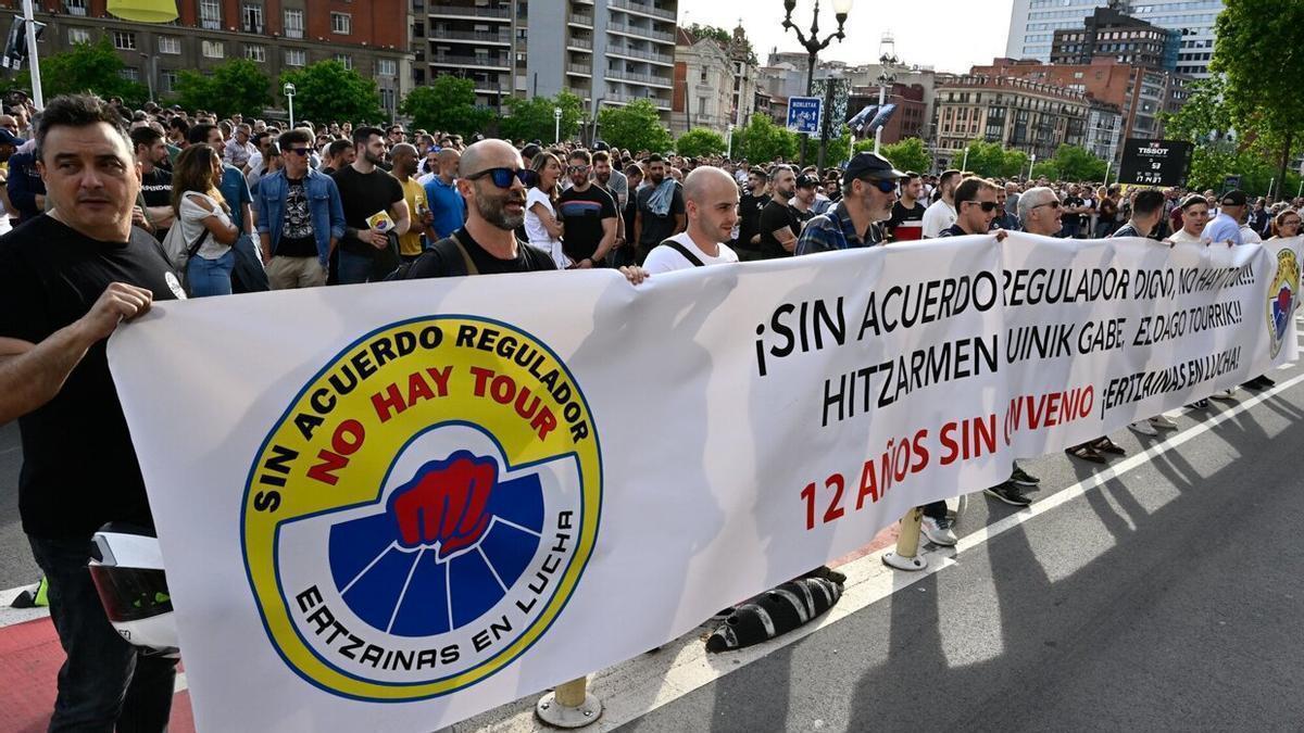 Manifestación convocada por agentes de la Ertzaintza para reclamar nuevas condiciones laborales y un convenio justo.