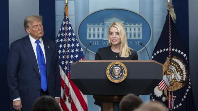 La fiscal general de Estados Unidos, Pam Bondi, interviene en una rueda de prensa junto al presidente del país norteamericano, Donald Trump.