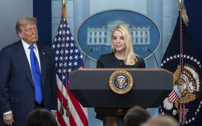 La fiscal general de Estados Unidos, Pam Bondi, interviene en una rueda de prensa junto al presidente del país norteamericano, Donald Trump.