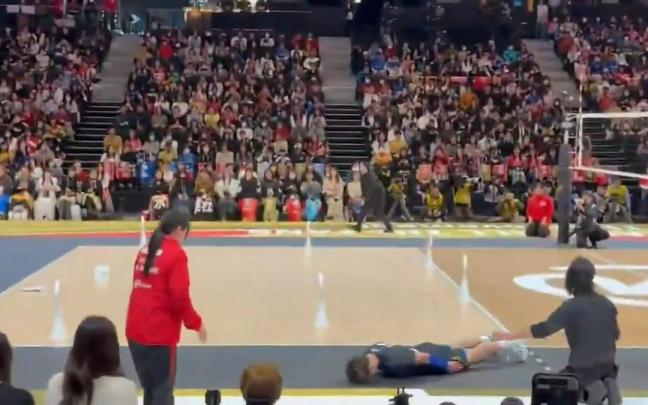 El jugador, deslizándose por la pista en dirección a la jueza.