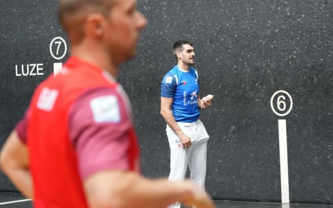 Elección de material del Manomanista entre Aitor Elordi y Joseba Ezkurdia.